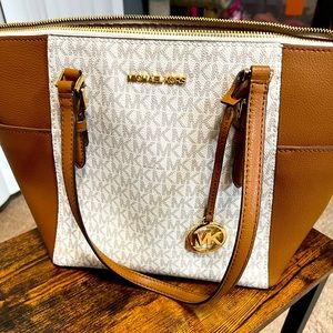 Used once. New. No stains, wears, tears.